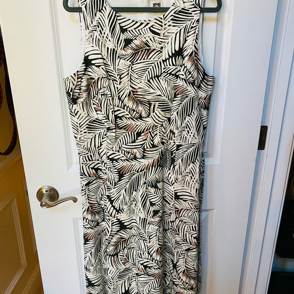 ANNE KLEIN size 12 dress. Lovely.46 “ from shoulder to hem. Long back zip.